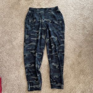 Old navy strechtech camo pants